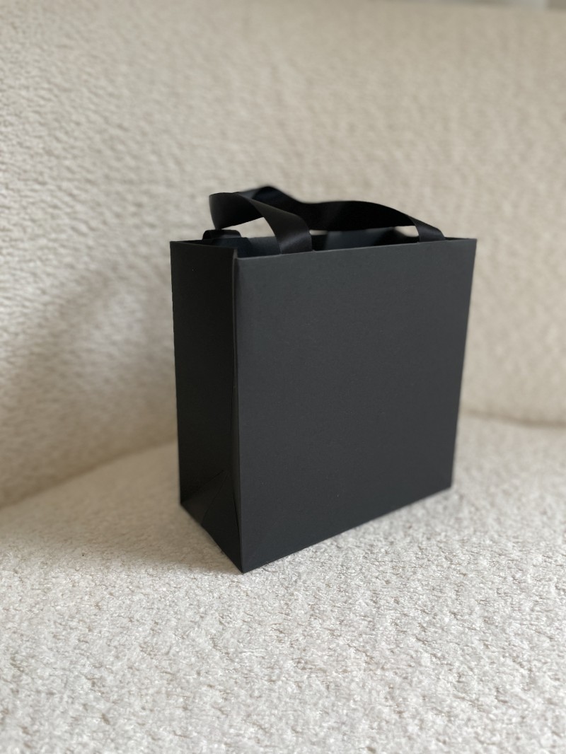 Luxus-Papiertüte Schwarz – schwarze Henkel – XS (16 x 8 x 16 cm)