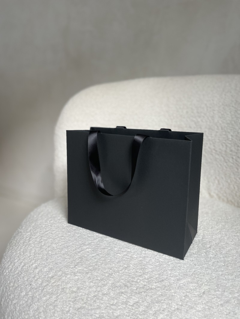 Luxus-Papiertüte Schwarz – schwarze Henkel – S (25 x 10 x 20 cm)