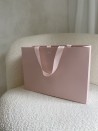 BOLSA DE PAPEL LUJO ROSA – ASAS ROSAS – M (35x12x25 cm)