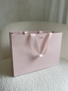 BOLSA DE PAPEL LUJO ROSA – ASAS ROSAS – M (35x12x25 cm)