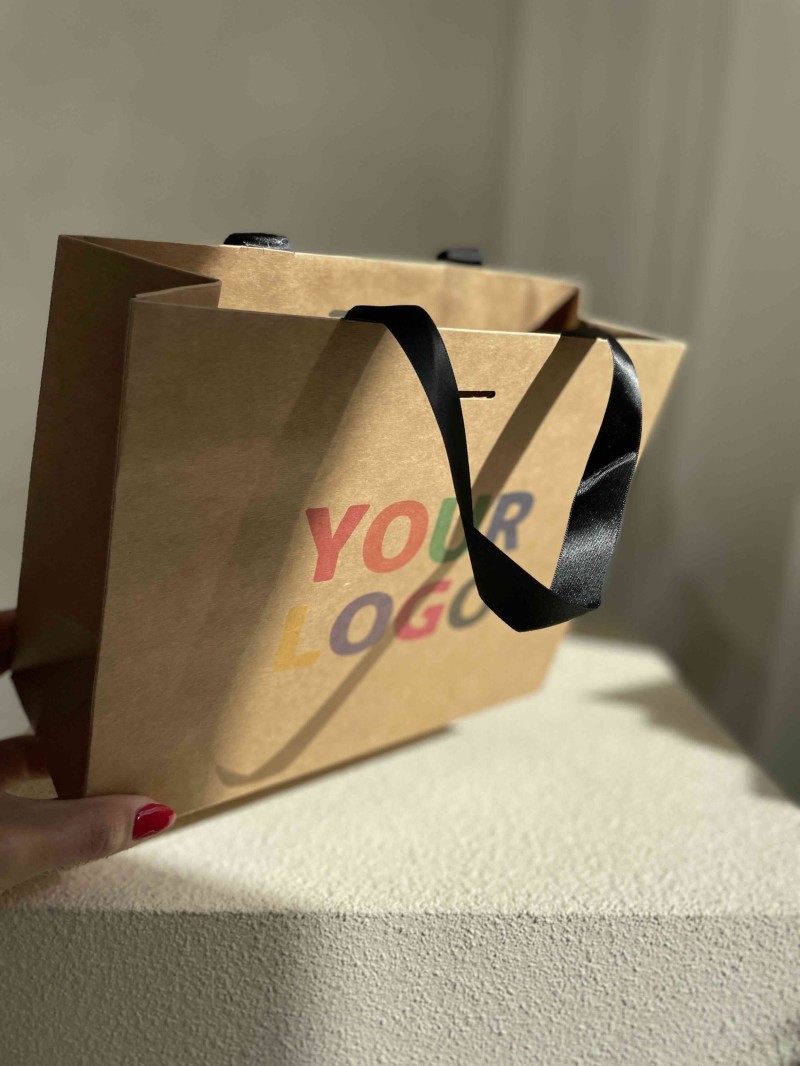 Bolsa de papel de lujo kraft – asas negras – S (25 x 10 x 20 cm)