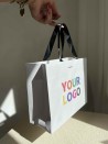 BOLSA DE PAPEL LUJO BLANCA – ASAS NEGRAS – S (25x10x20 cm)