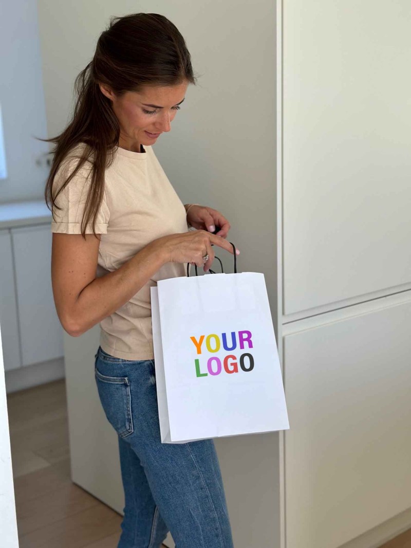 Bolsa Kraft Blanca M – Con Asas Negras, Lista Para Tu Logo