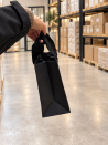 Bolsa de papel negra con asas de cinta negra