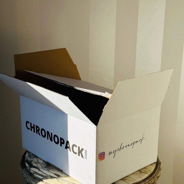 Shipping box with adhesive closure - White M