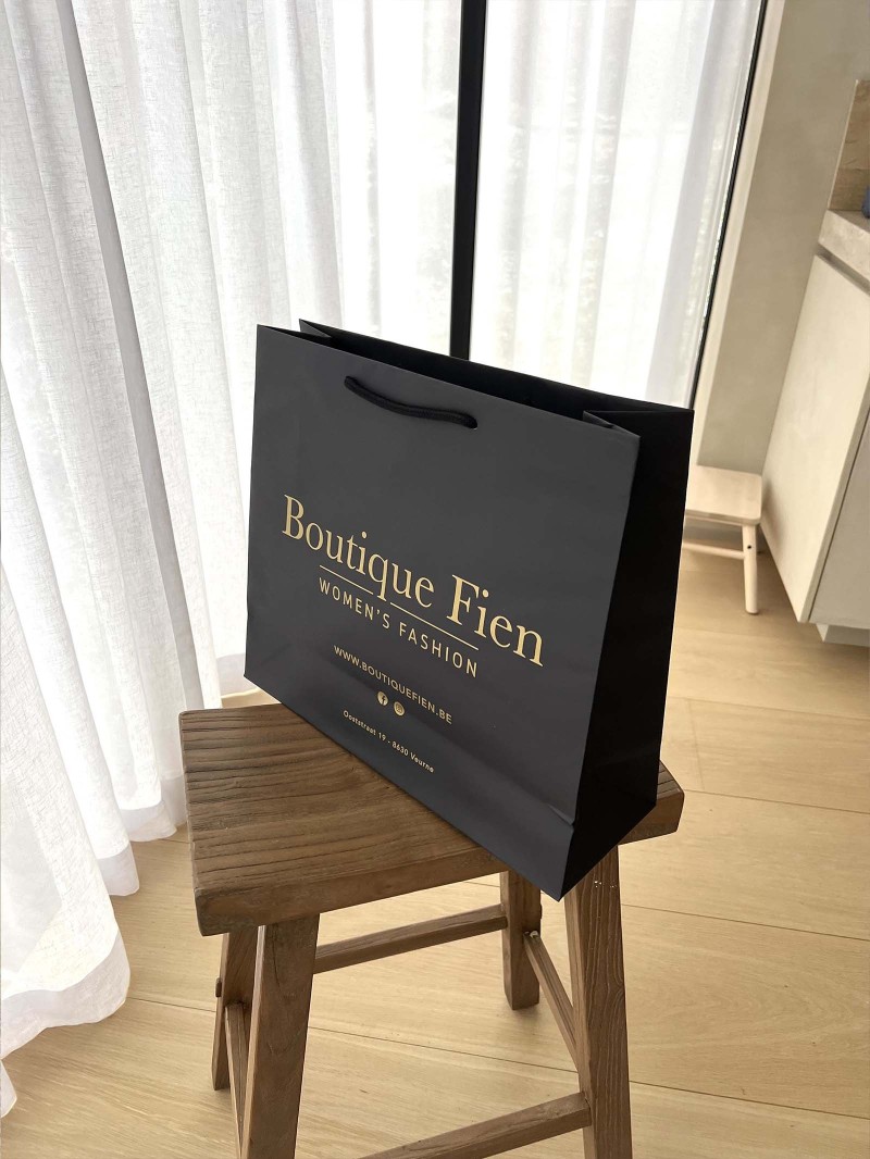 Schwarze Luxuspapiertüte mit Kordelgriffen – Größe L (41×14×36 cm)