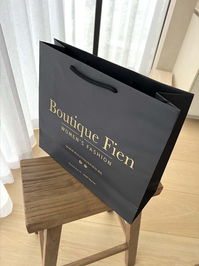 Schwarze Luxuspapiertüte mit Kordelgriffen – Größe L (41×14×36 cm)