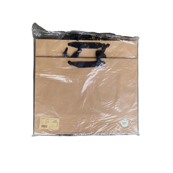 Bolsa de papel kraft con asas de cinta negra
