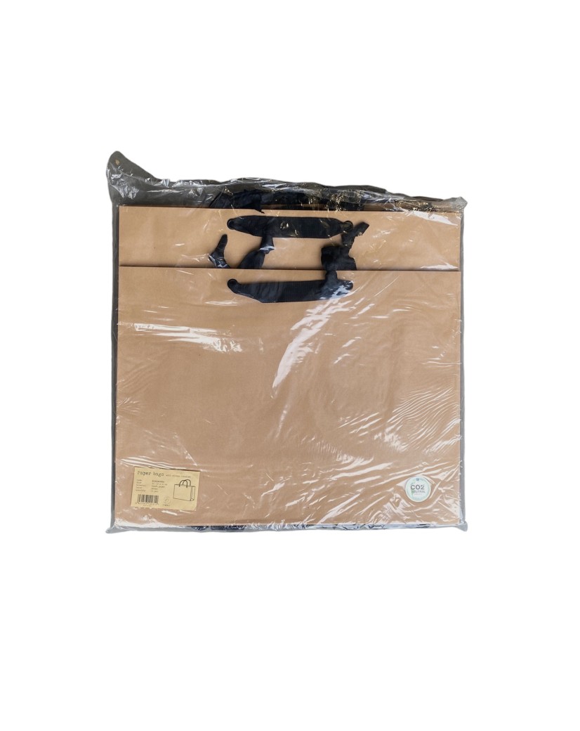 Braune Papiertüte mit schwarzen Satinbändern