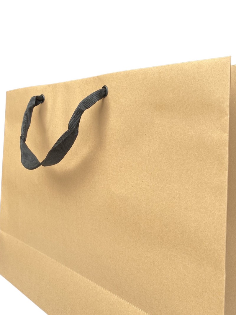 Braune Papiertüte mit schwarzen Satinbändern
