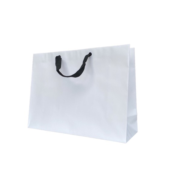 Weiße Papiertüte mit schwarzen Satinhenkeln