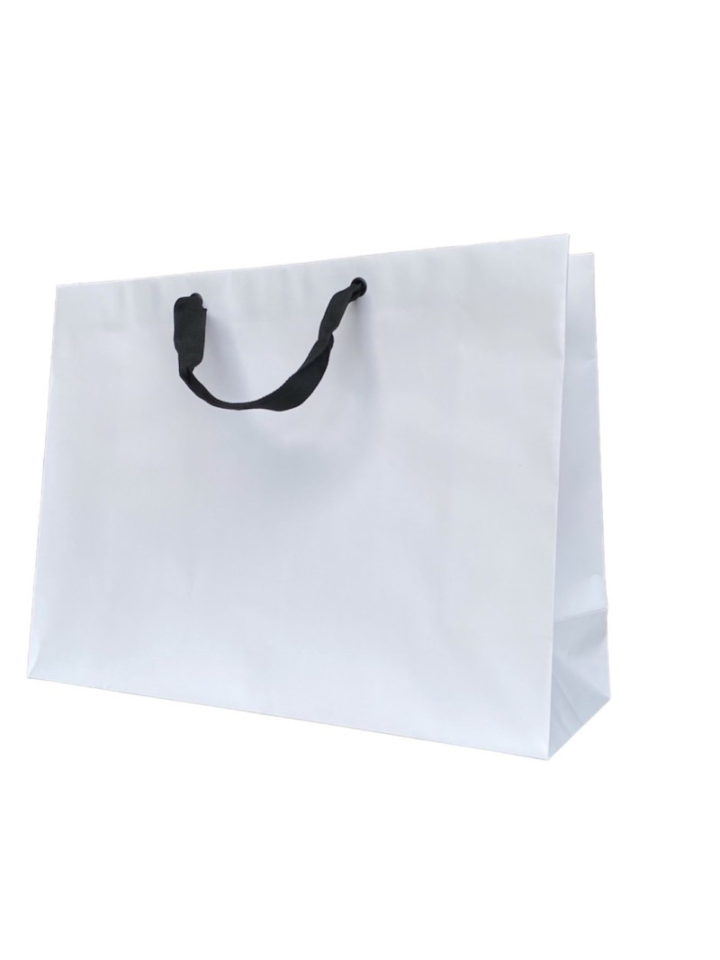 Weiße Papiertüte mit schwarzen Satinhenkeln