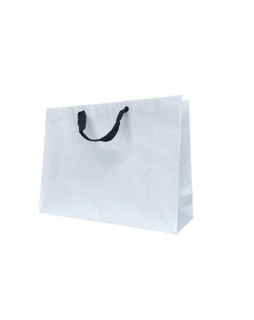 Weiße Papiertüte mit schwarzen Satinhenkeln
