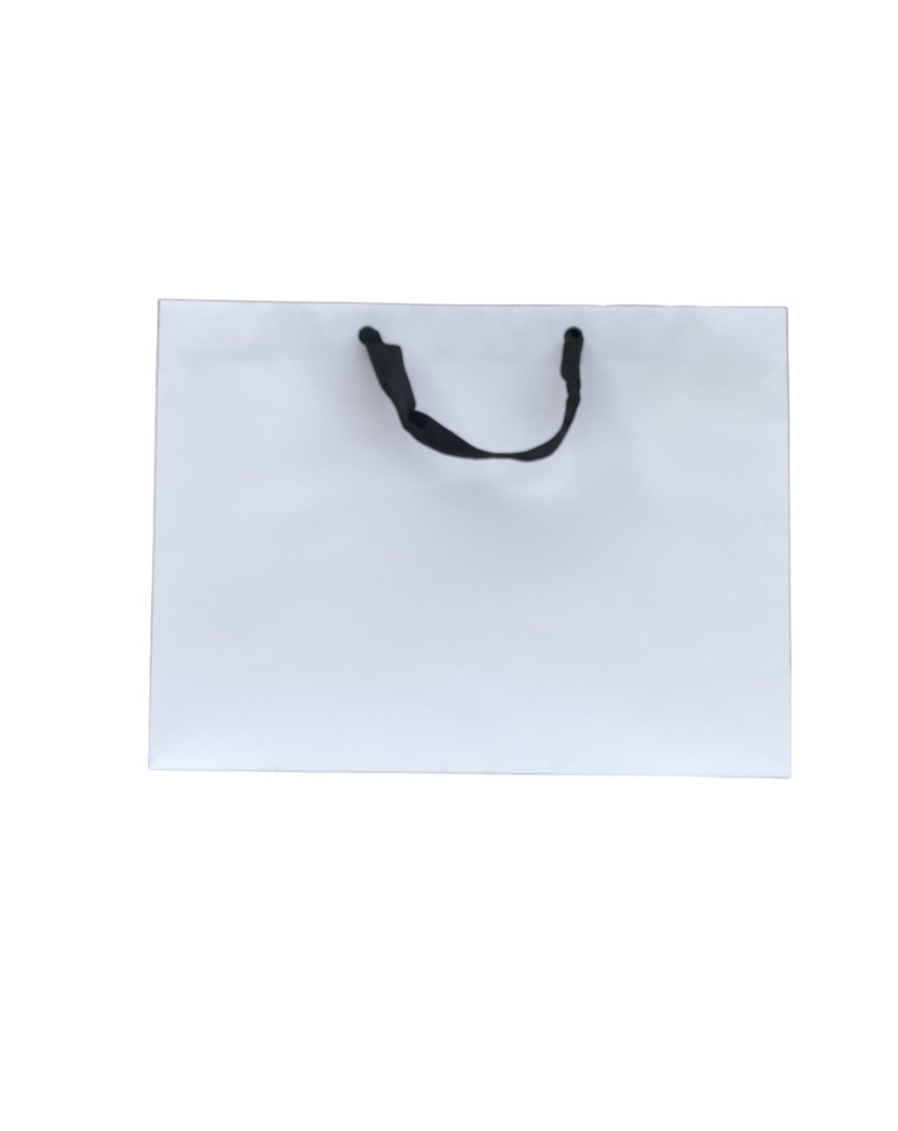 Weiße Papiertüte mit schwarzen Satinhenkeln