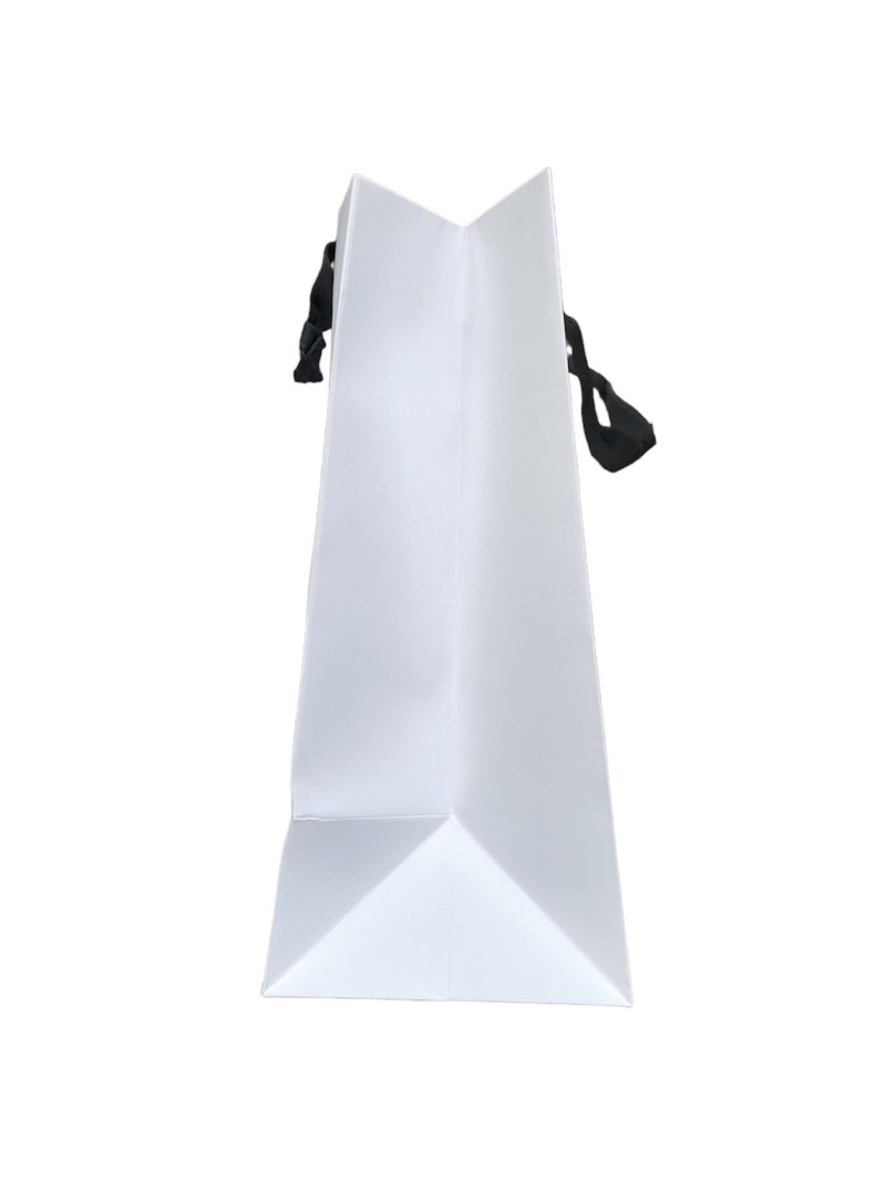 Weiße Papiertüte mit schwarzen Satinhenkeln