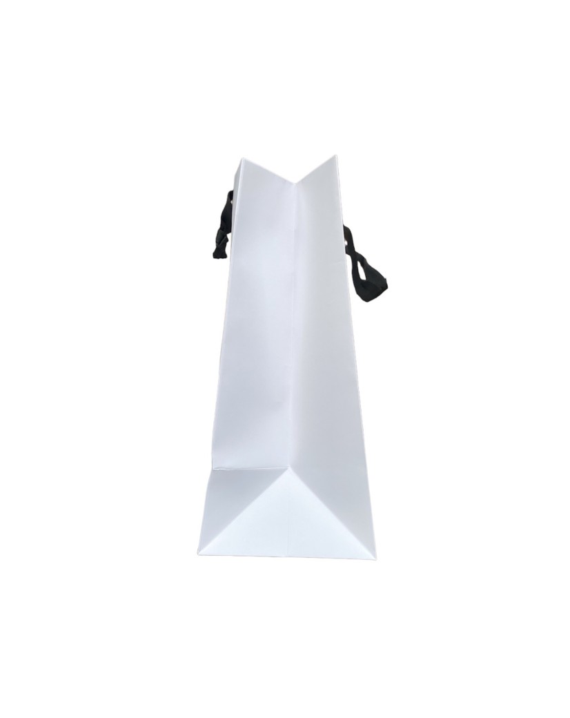 Weiße Papiertüte mit schwarzen Satinhenkeln