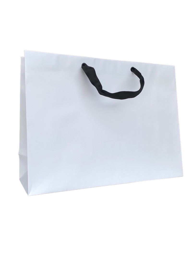 Weiße Papiertüte mit schwarzen Satinhenkeln