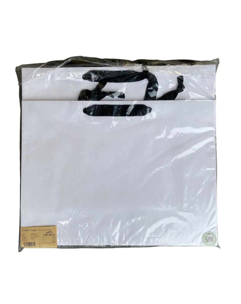Weiße Papiertüte mit schwarzen Satinhenkeln