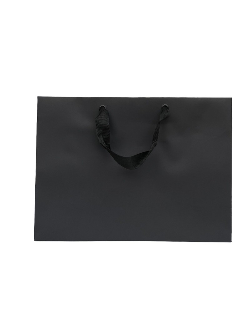Schwarze Papiertüte mit schwarzen Satinbändern