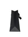 Schwarze Papiertüte mit schwarzen Satinbändern