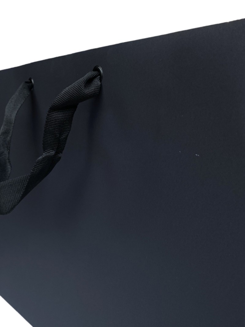 Schwarze Papiertüte mit schwarzen Satinbändern