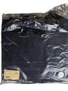 Schwarze Papiertüte mit schwarzen Satinbändern