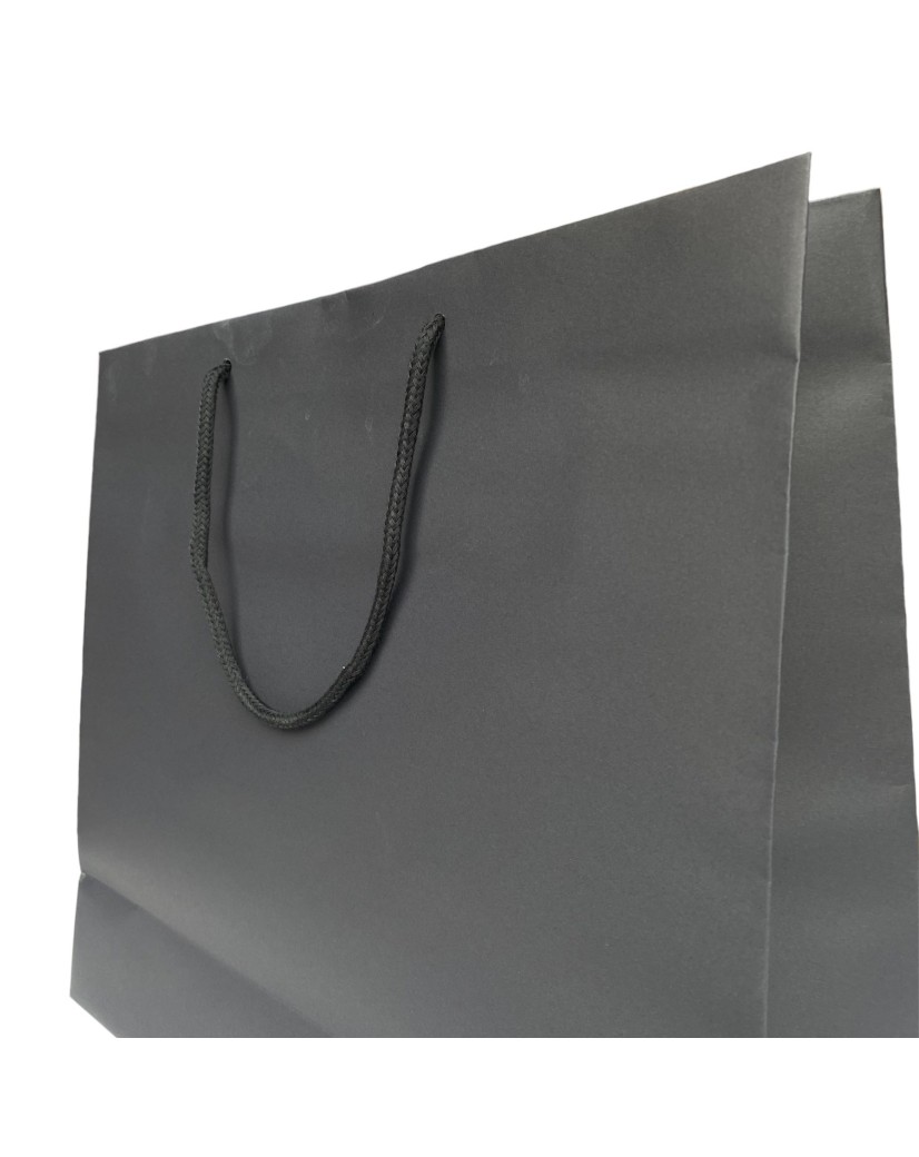 Schwarze Papiertüte mit schwarzen Kordelgriffen