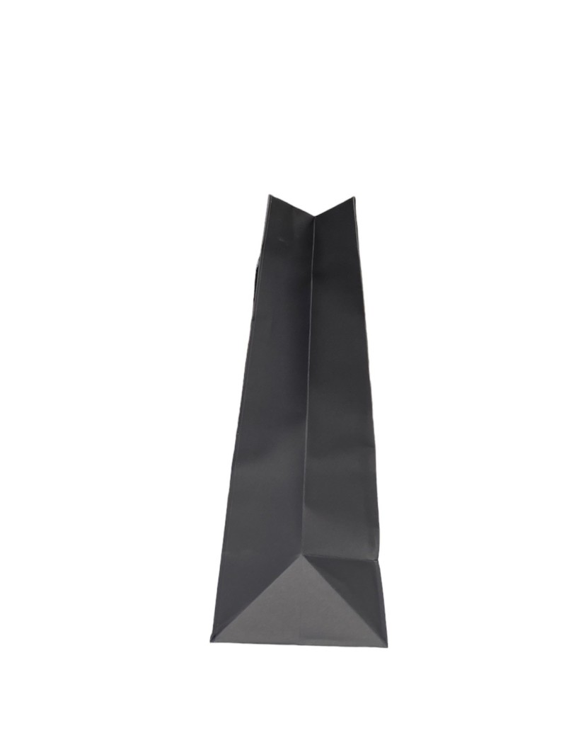 Schwarze Papiertüte mit schwarzen Kordelgriffen