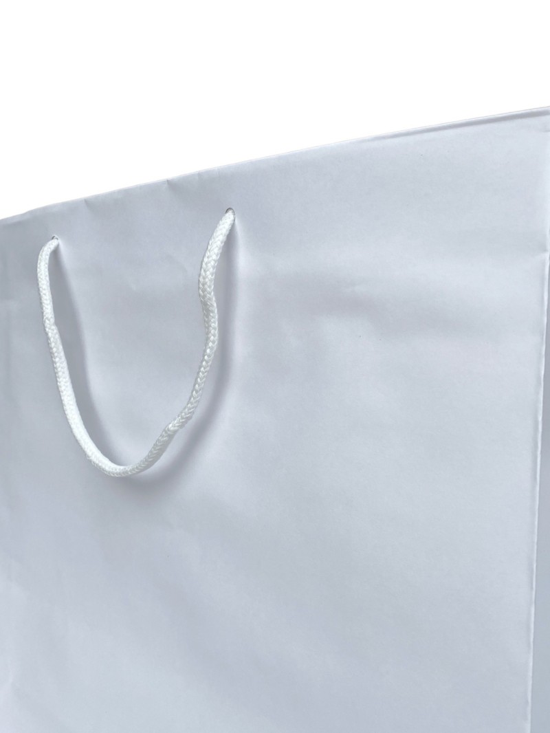 Weiße Papiertüte mit weißen Kordelgriffen