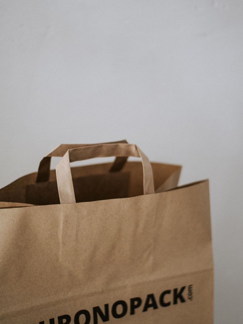 Braune Papiertüten mit Flachgriffen – Snack/Takeaway-Format (32×21×33 cm)