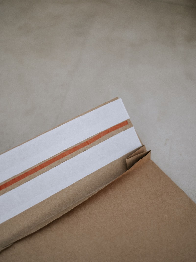 Individuell bedruckbare, reißfeste Kraftpapier-Versandtasche mit Bodenfalte und Klebestreifen – Größe L