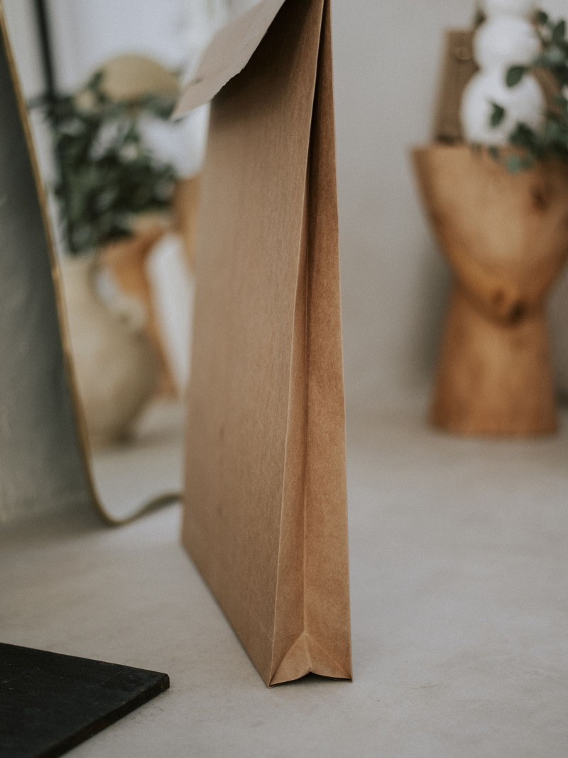 Individuell bedruckbare, reißfeste Kraftpapier-Versandtasche mit Bodenfalte und Klebestreifen – Größe L